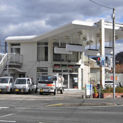 大きな通りの角地に面する中古物件、事務所・店舗にリノベーション